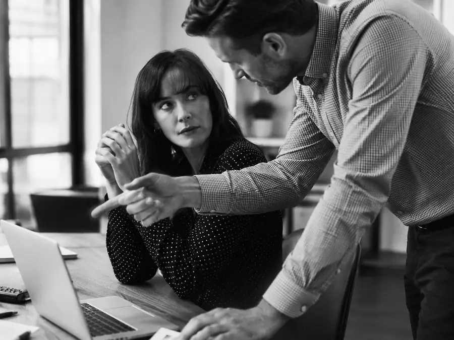 Salariée mal à l'aise face au comportement insistant d'un collègue au bureau